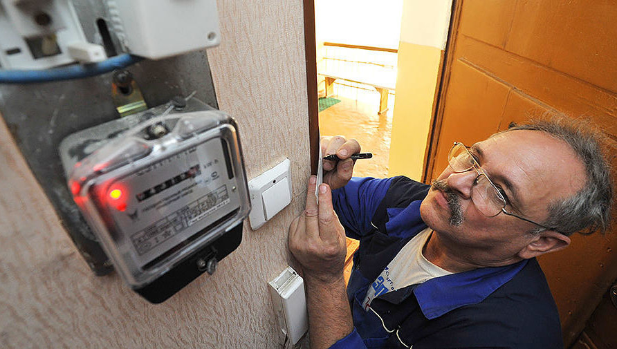 Российское правительство изменило правила расчета коммунальных платежей – теперь все долги и недостачи по обслуживанию общедомового имущества могут «раскидать» на жильцов многоквартирных домов.