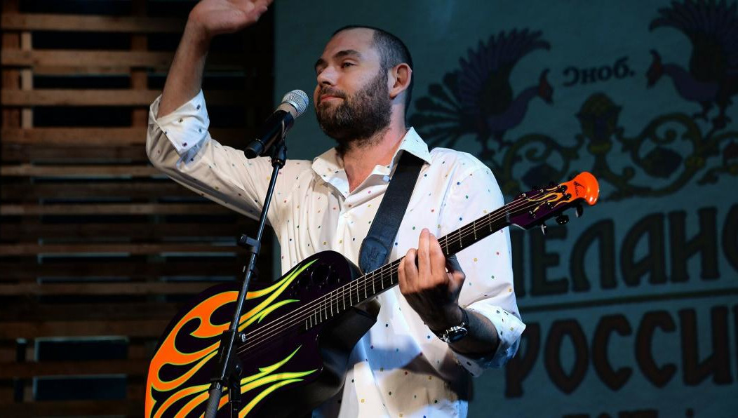 Авторы сообщений советовали ему умереть от рака и обещали напасть на его детей с зеленкой.