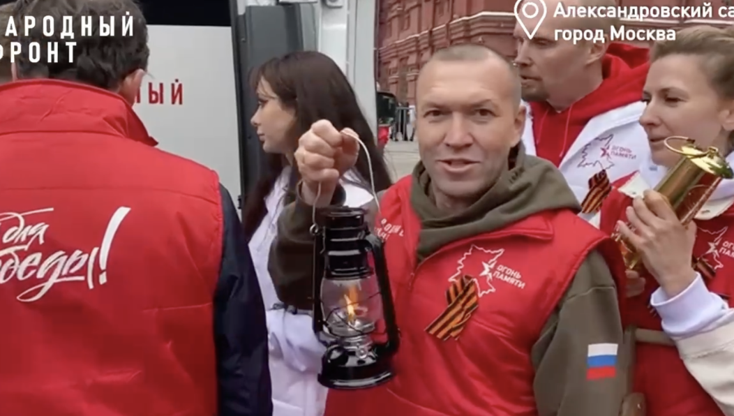 Огонь был зажжен у Могилы Неизвестного Солдата и передан участнику Великой Отечественной войны Алексею Комлеву и волонтерам.