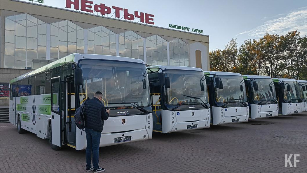 В нефтеграде закупили шесть автобусов для внутрирайонных рейсов и передали местному перевозчику. Рассказываем