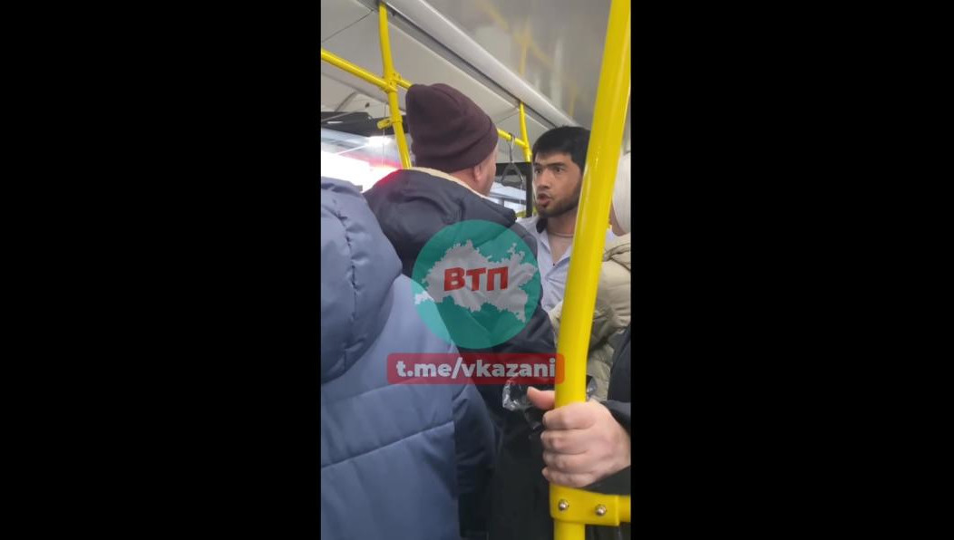 Мужчина возмущался и размахивал бутылкoй пива.