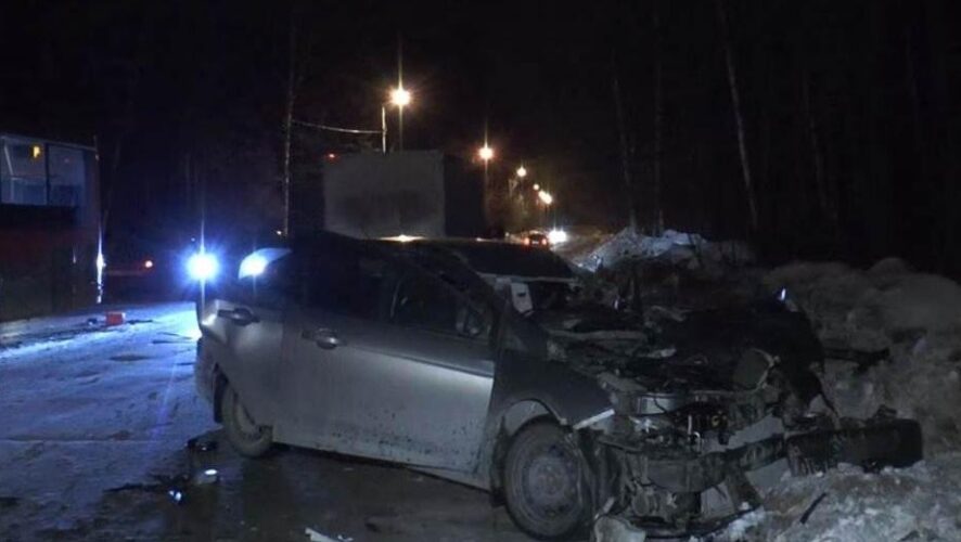 В казанском поселке Юдино в результате лобового столкновения красного автобуса и автомобиля «Форд» пострадали два человека