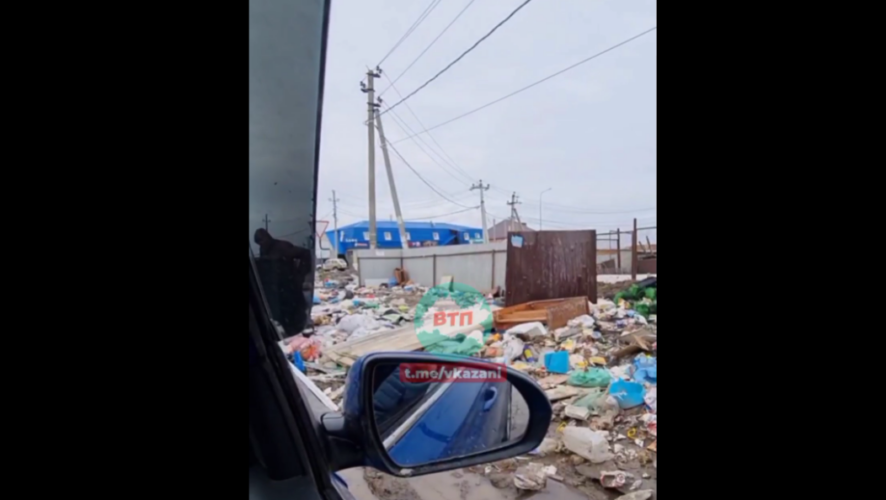 После схода снега территория вокруг одной из контейнерных площадок выглядит очень плачевно.