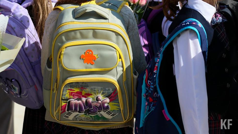 Их родители стояли в очереди на подачу заявления всю ночь.