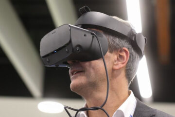 Такое устройство можно применять в очках виртуальной реальности и фотокамерах.