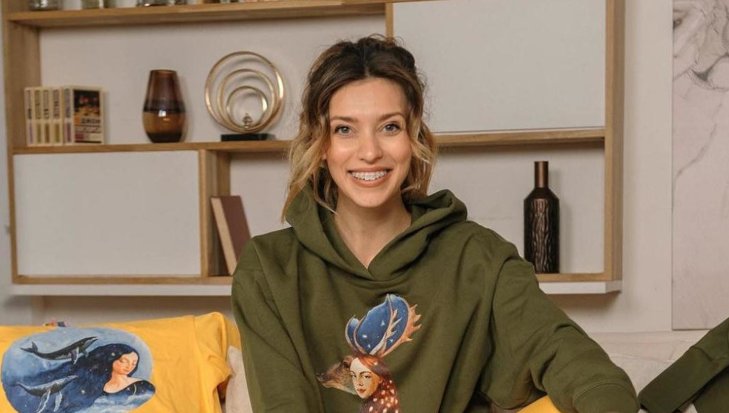 Артистка вместе с коллегой Тимуром Родригезом прибыла в столицу Татарстана.