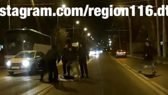 Трое мужчин напали на одного.