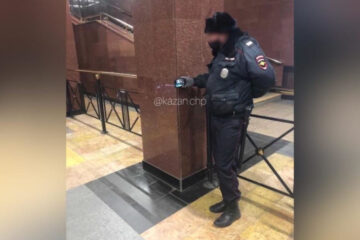 Сотрудника полиции сфотографировали на станции «Проспект Победы».