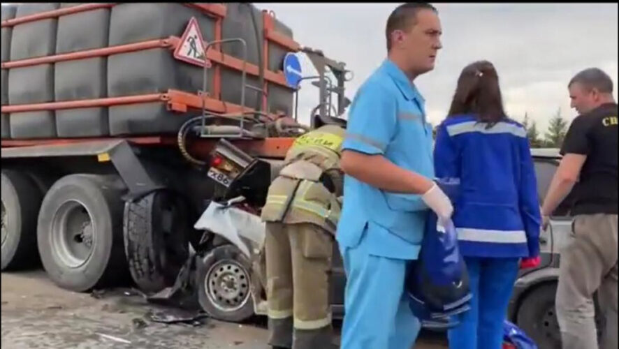 Чтобы достать травмированного водителя из искореженной легковушки