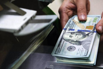 На американскую валюту приходится 60 процентов официальных валютных резервов.