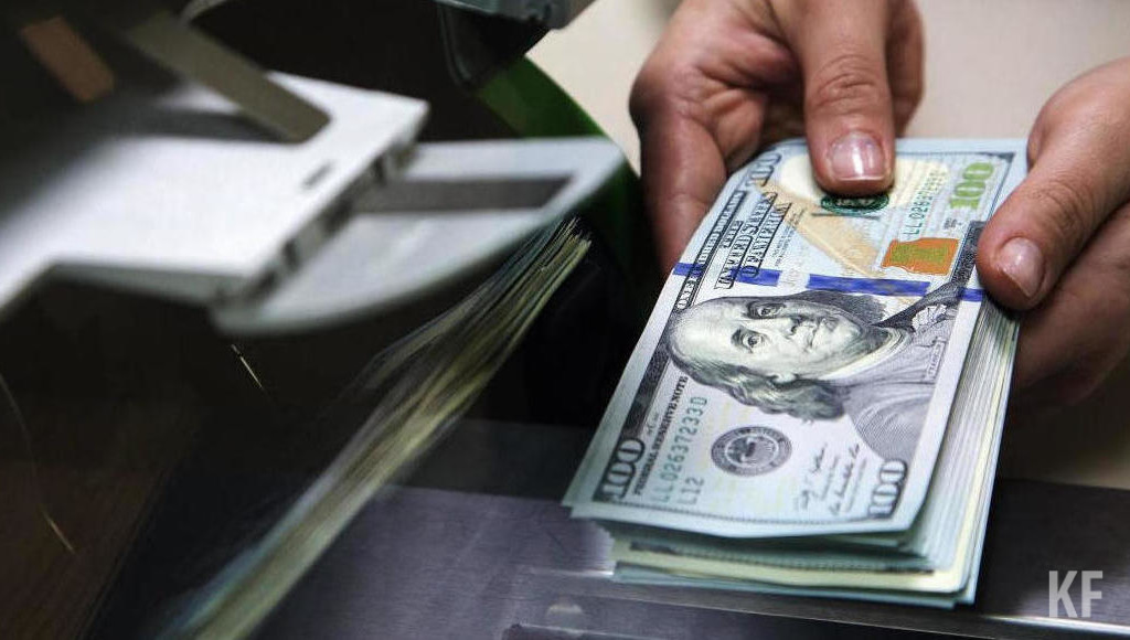 На американскую валюту приходится 60 процентов официальных валютных резервов.