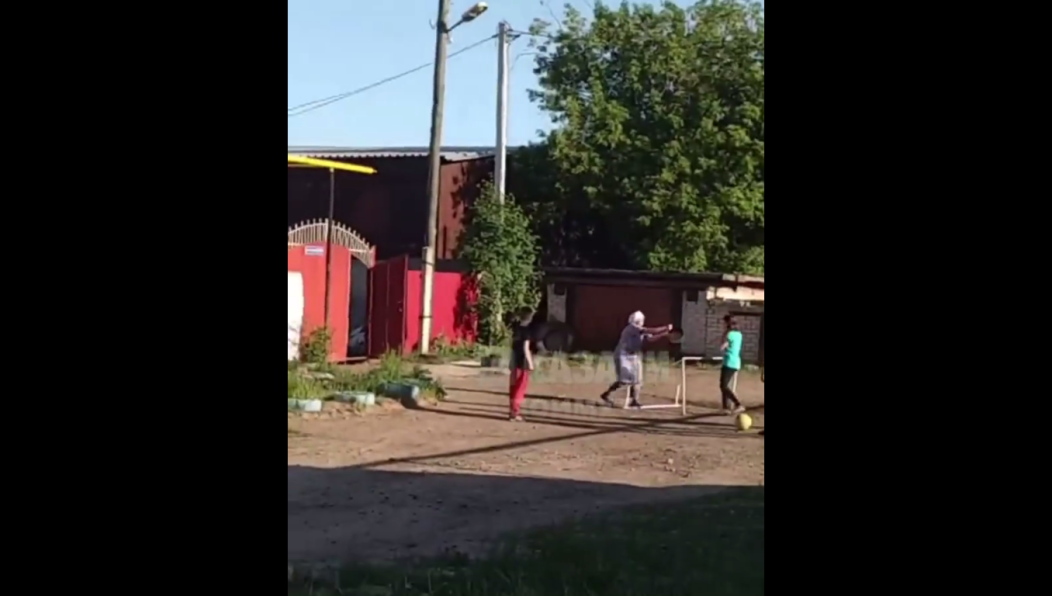 Часть отходов старуха вылила на детскую площадку