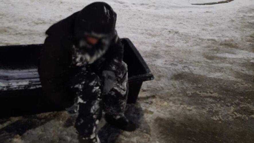 Пьяного мужчину перевезли на санях и&nbsp;передали сотрудникам скорой помощи.