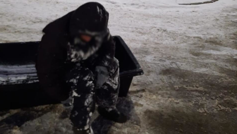 Пьяного мужчину перевезли на санях и передали сотрудникам скорой помощи.