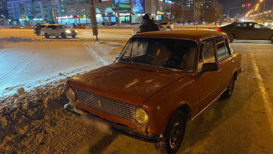 Юноша вышел на дорогу на запрещающий сигнал светофора