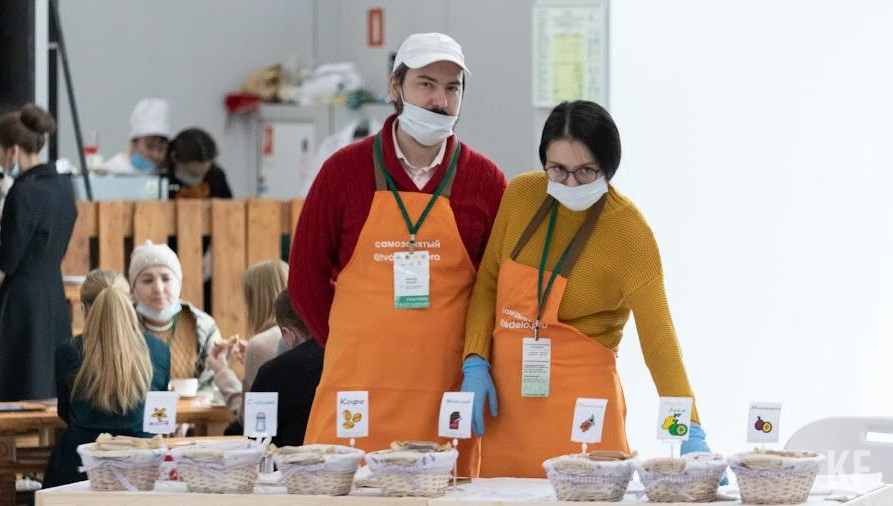 Торговцы представили изделия из дерева