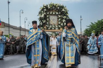 Торжественные богослужения пройдут в столице Татарстана 3 и 4 ноября в честь праздника Казанской иконы Божьей матери. Во второй день состоится большой крестный ход вокруг казанского Кремля.