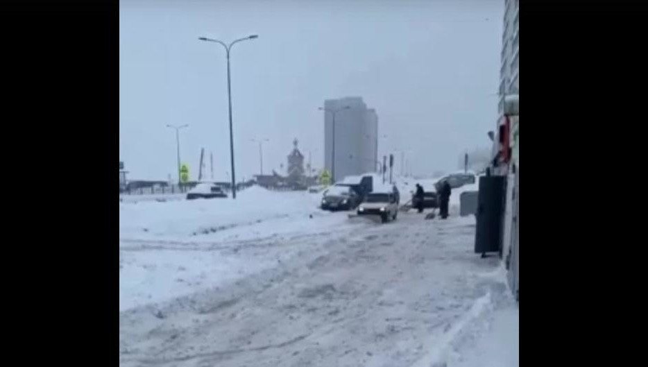 Маневренный автомобиль резво перемещался и неплохо справлялся с уборкой снега.