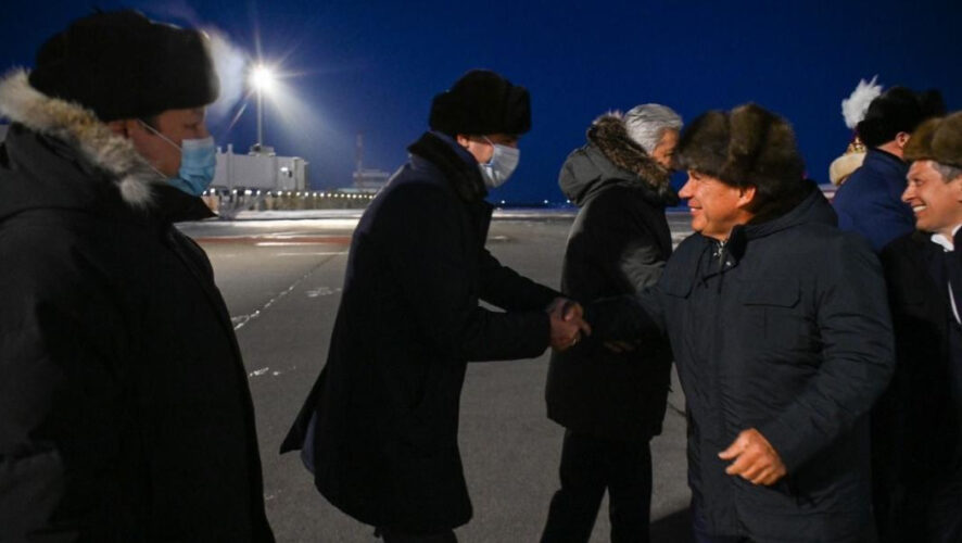В аэропорту Нур-Султана делегацию из Татарстана встретил первый заместитель премьер-министра республики Роман Скляр.