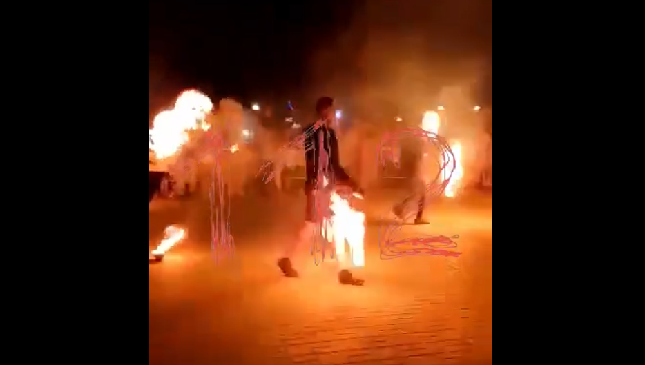 Один из артистов не удержал горящую веревку и она отлетела в толпу.