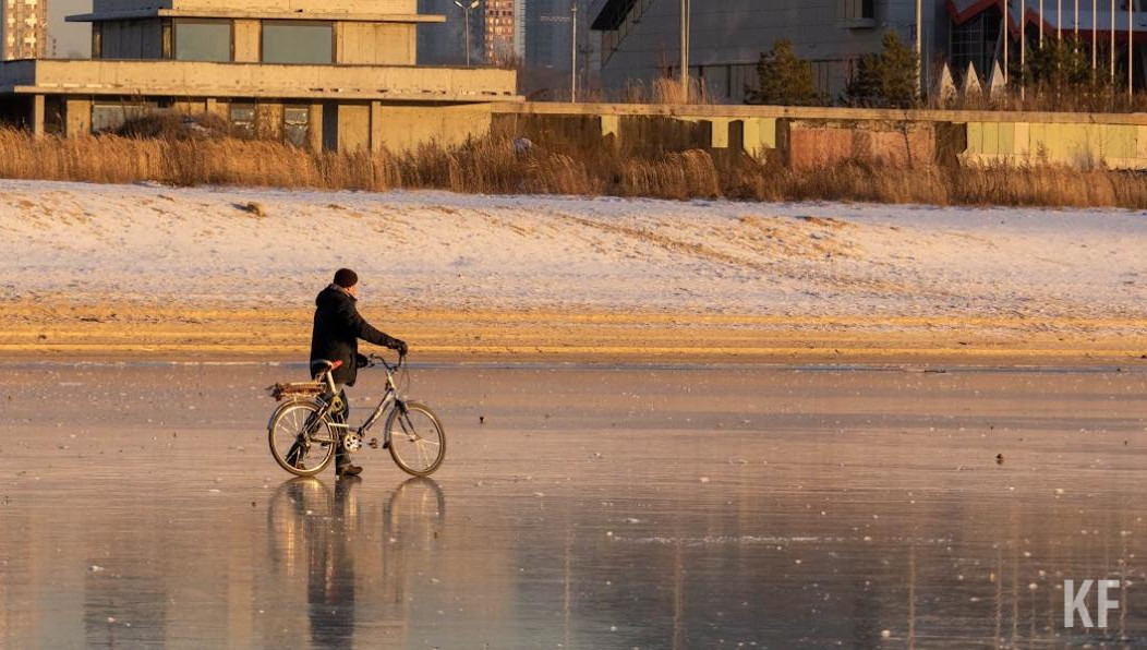 На Казанке в Нижнем Заречье толщина льда разнится от 2 до 10 см.