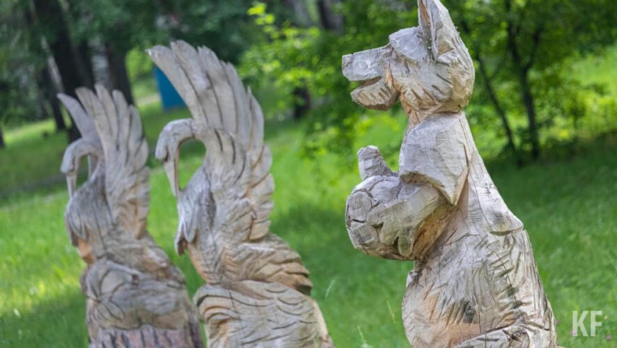 Фигуры выполнены&nbsp;из композитного полимерного материала и покрашены под бронзу.