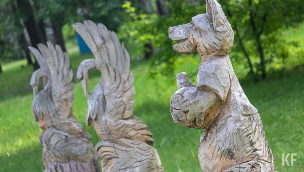 Фигуры выполнены из композитного полимерного материала и покрашены под бронзу.