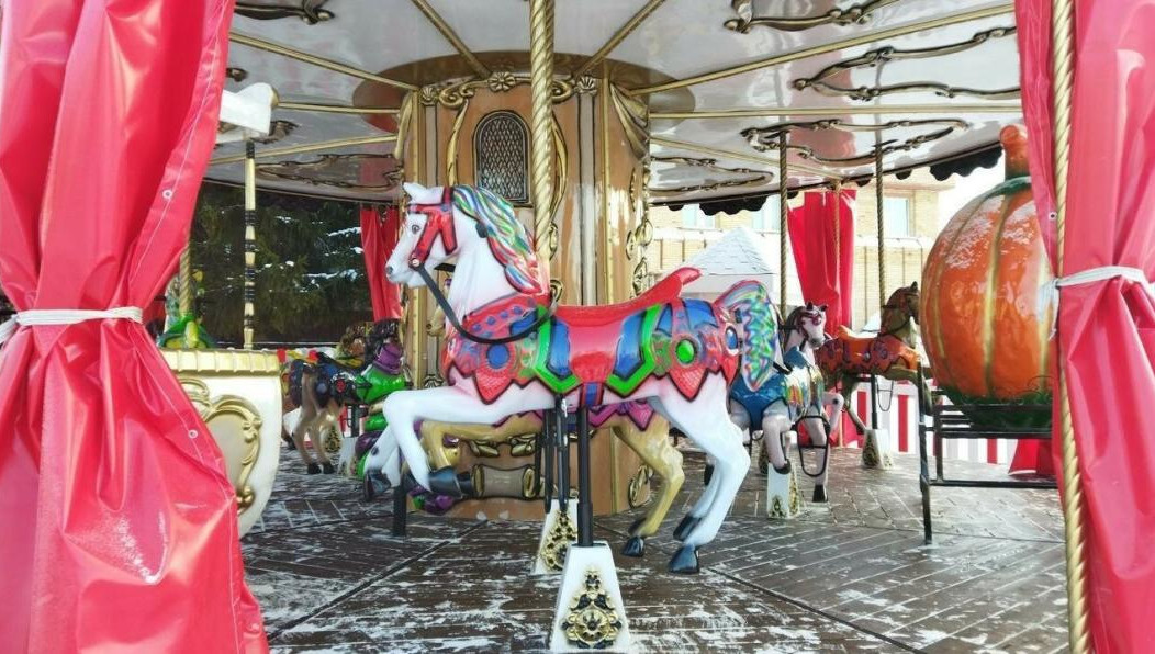 Каждая фигура покрыта ярким декором