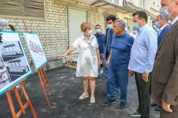 Президент Татарстана ознакомился с благоустройством придомовых территорий в Кировском районе Казани.