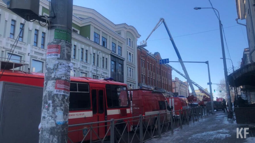 Опасность распространения огня на нижние этажи и близстоящие здания устранена.