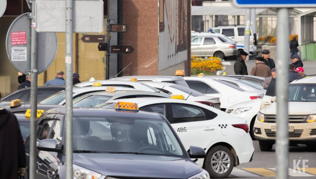 Мужчина пытался незаметно избавиться от свертка с порошкообразным веществом.