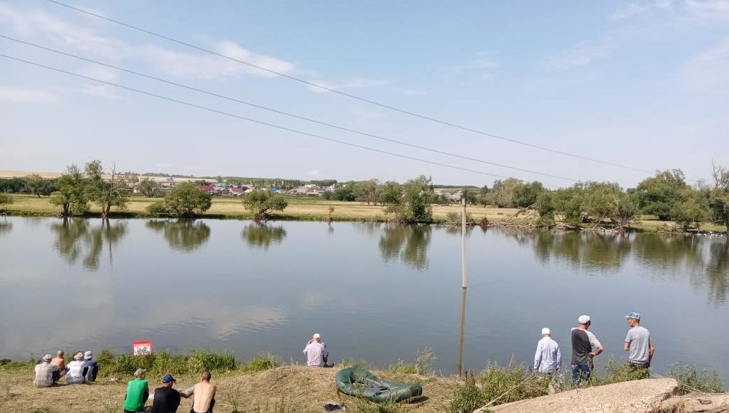 Мужчина купался в необорудованном для этого месте.