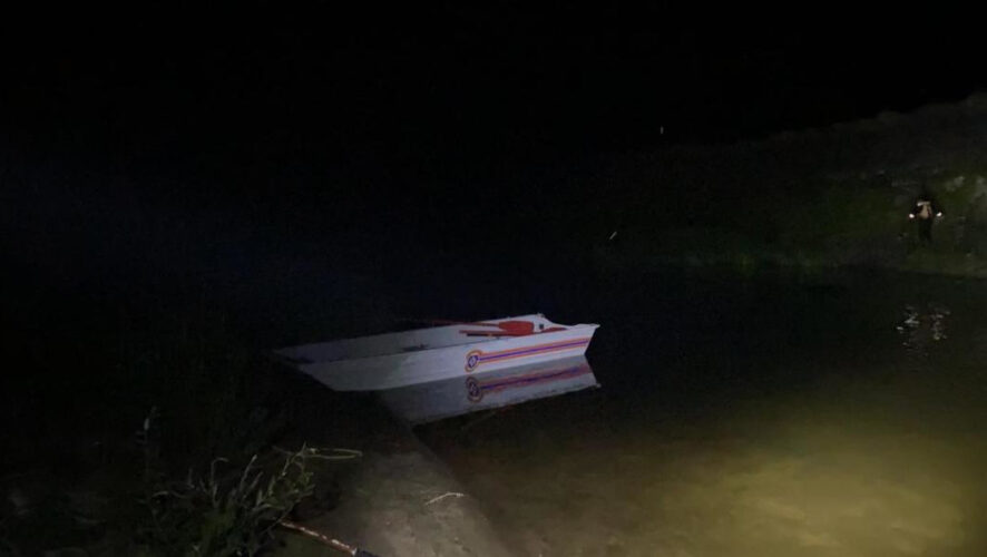 Мальчик на глазах у друзей скрылся под водой.