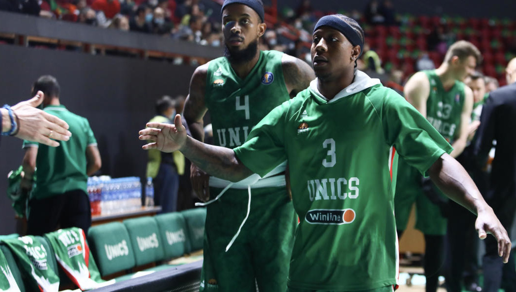 Команда должна провести три игры.