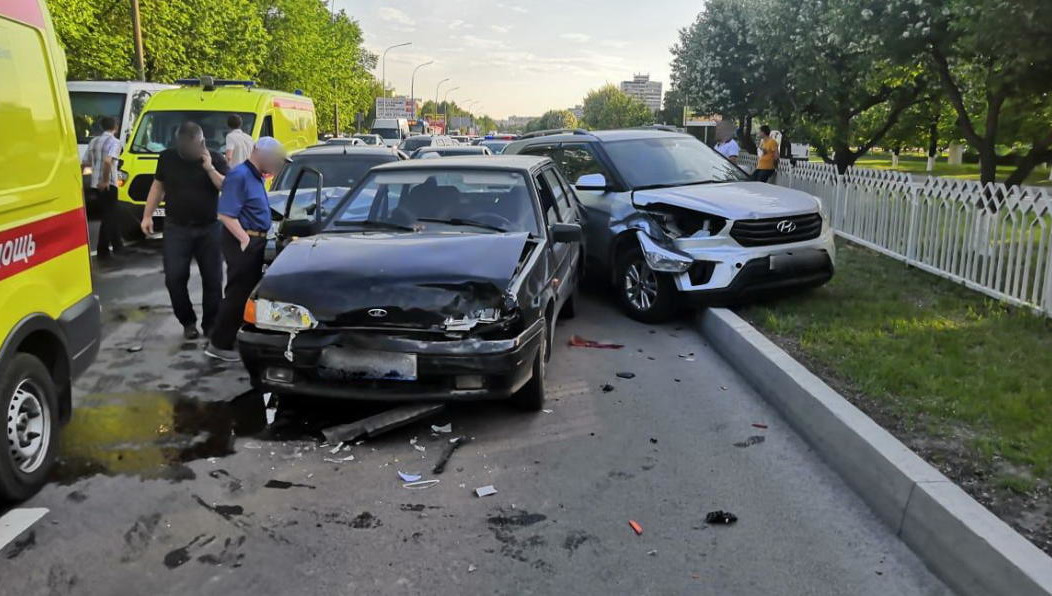 В медучреждение доставили двух взрослых и ребенка.