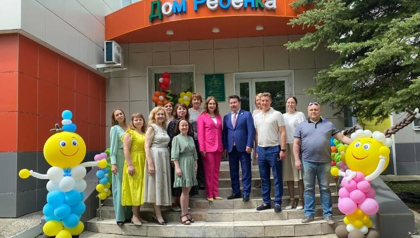 Ребятам вручили подарки.