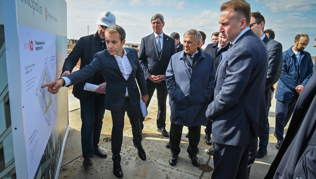 Председатель госкорпорации Игорь Шувалов в сопровождении президента Татарстана Рустама Минниханова оценил возможности одного из федеральных IТ-центров. Результатом встречи стало подписание соглашения о разработке программы бакалавриата совместно со Сколтехом и университетом «Иннополис»