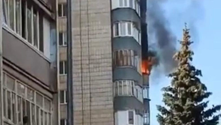 Полыхала квартира и балкон на восьмом этаже.
