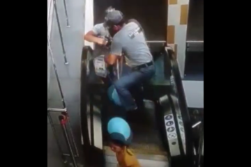 Мужчина стал подниматься по эскалатору