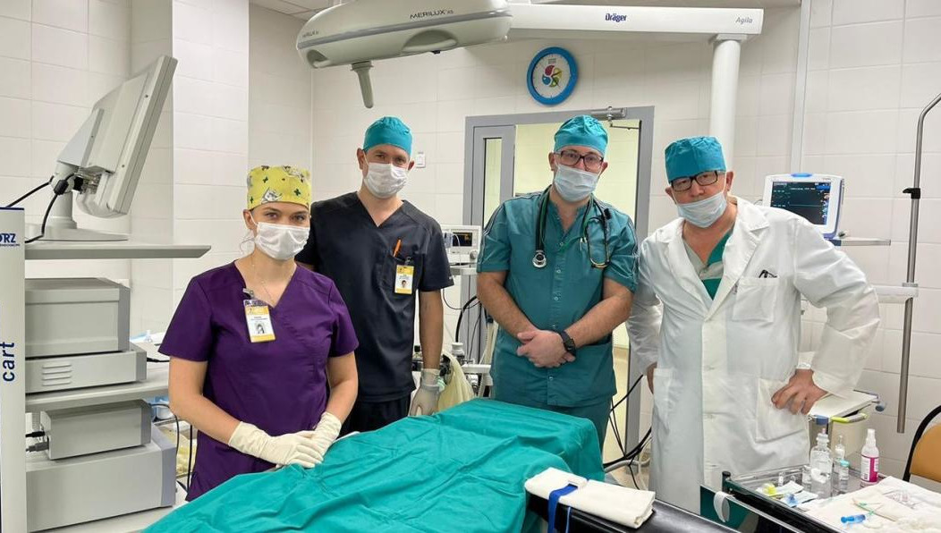 На операционном столе оказались дети в возрасте от девяти месяцев до трех лет.