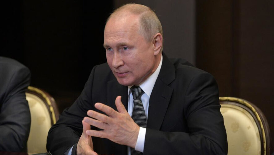 Президент России обратился к участникам онлайн-акции из кабинета в Кремле.