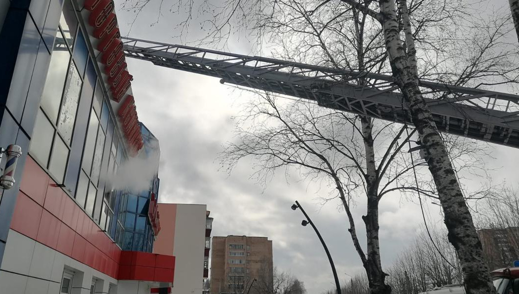 На улицу эвакуировались 15 человек.