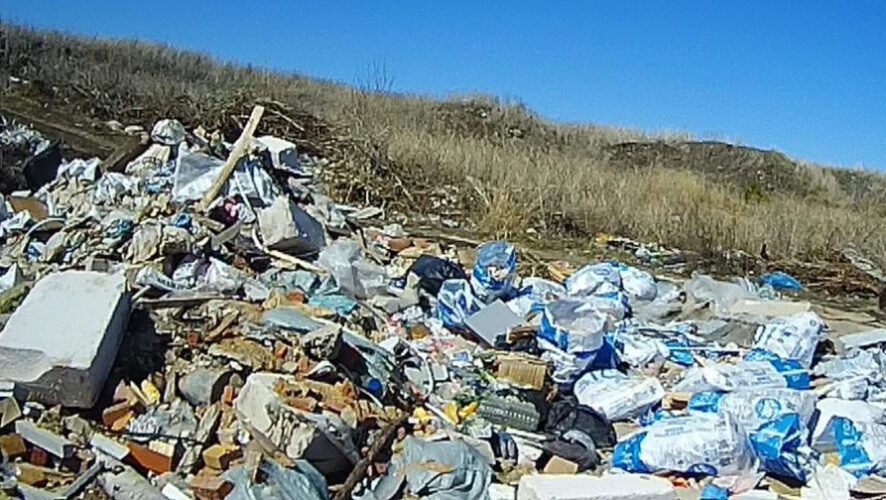 Строительные и бытовые отходы были найдены в Черемшанском районе.