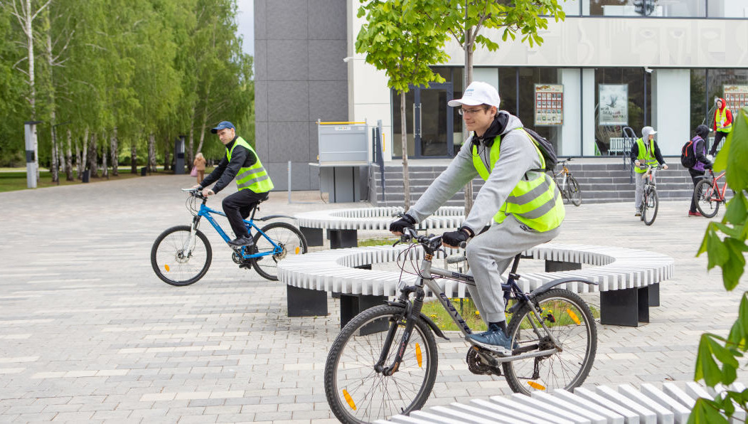 Порядка 40 участников проехались по знаковым местам города и НКНХ и познакомились с их историей.