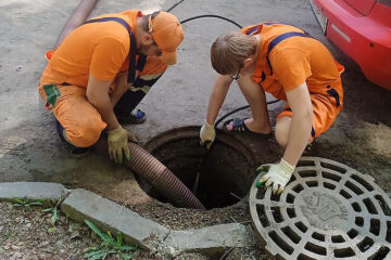 Прошли работы на 48 участках сетей ливневой канализации.