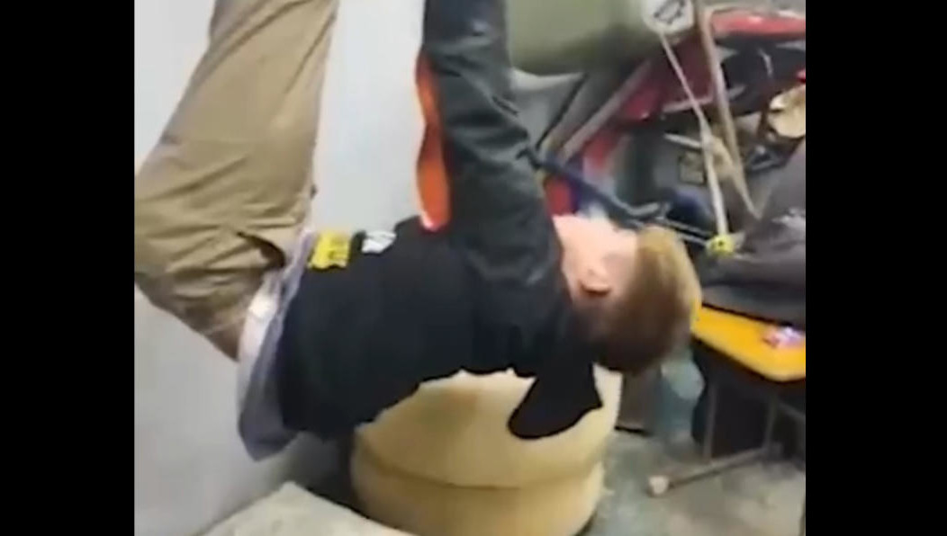 Одного подростка высадили на буй прямо в заливе.