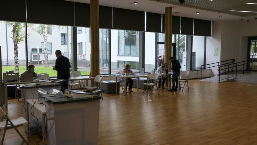 Наблюдатели перепроверяют записи камер.