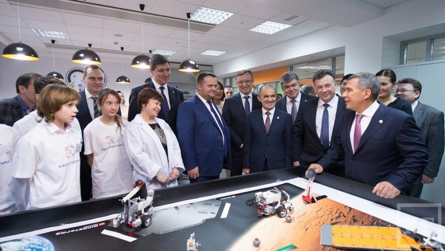 Президент Татарстана Рустам Минниханов принял участие в открытии детского технопарка «Кванториум» на базе IT-парка Набережных Челнов