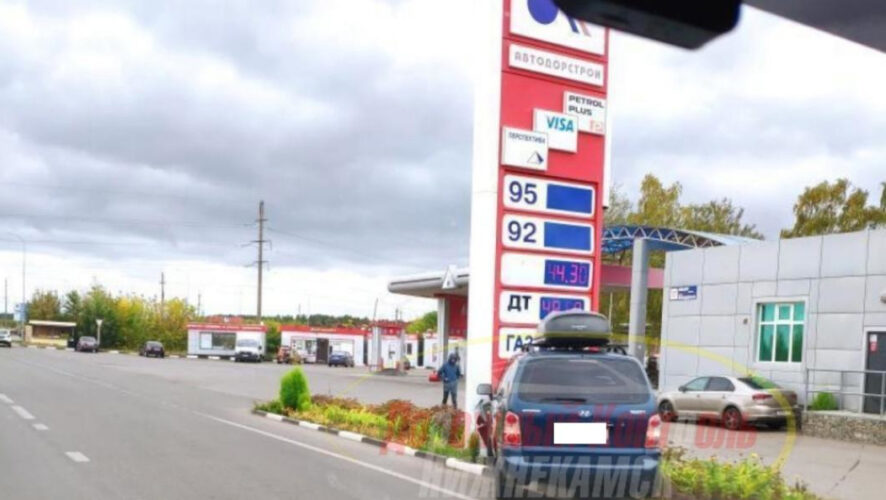 На месте работают инспекторы ДПС.