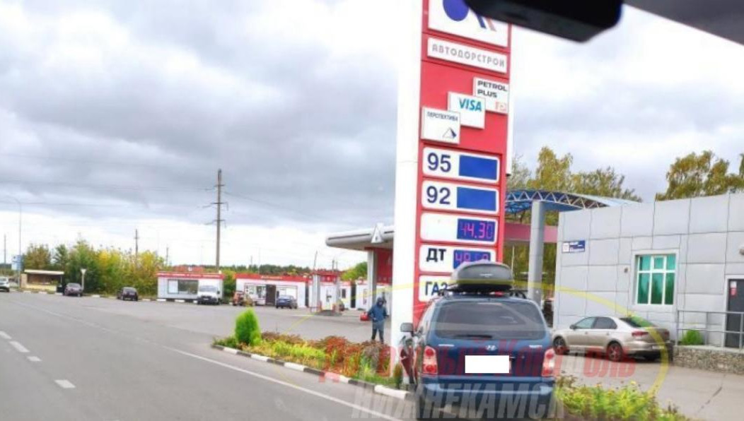 На месте работают инспекторы ДПС.